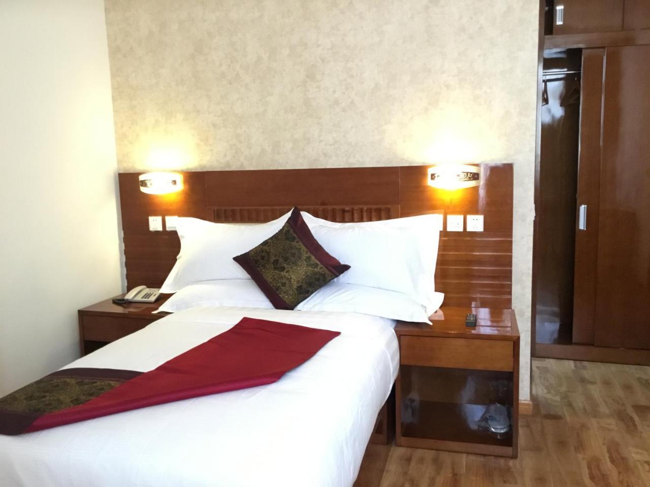 Marcen Addis Hotel Esterno foto