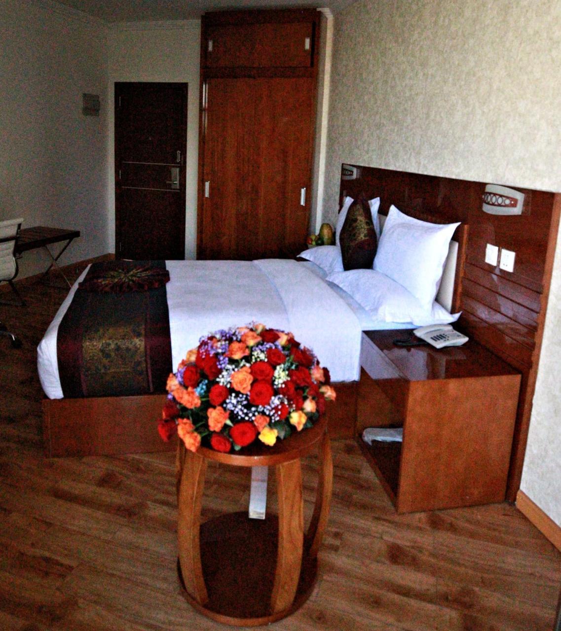 Marcen Addis Hotel Esterno foto